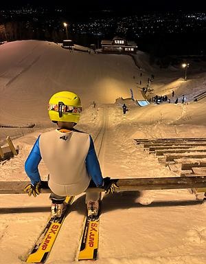 Under säsongen har Sollefteå slagit rekord i antal hoppare på träningarna. Foto: Sollefteå GIF Backhopparna.