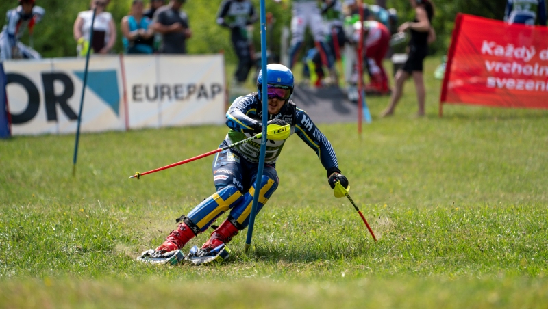 Calle Söderlund åker grässlalom. Foto: Martin Stepanek, Czech Team