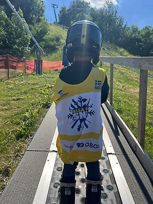 Både barn och mammor fick möjligheten att åka skidor. 