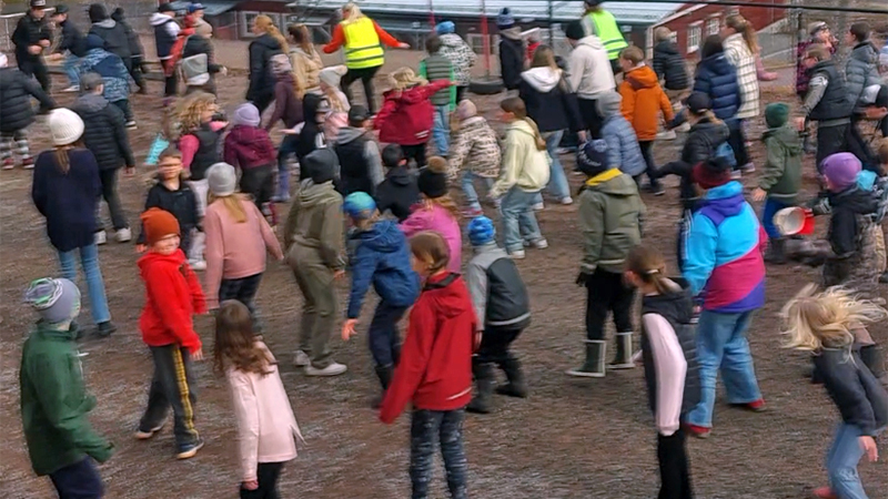 Hela skolan dansar Alla på snö-dansen