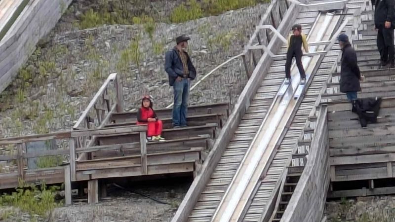 En lite hoppare på väg ned i backen. Foto: SSF.