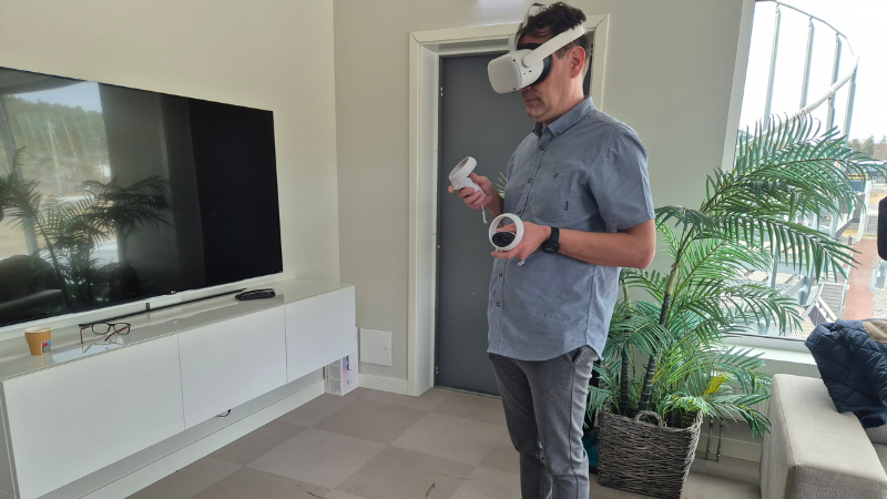 Person testar VR-glasögon under FIS-mötet