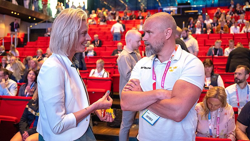 Elisabeth Egnell och Johan Stark Hockeyförbundet samtalar. Foto: Bildbyrån.