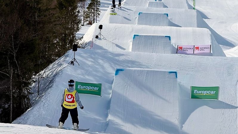 Lynn Berggren Dabrowski väntar på att droppa in i parken i Åre som höll världsklass. Foto: Tove Windstedt.