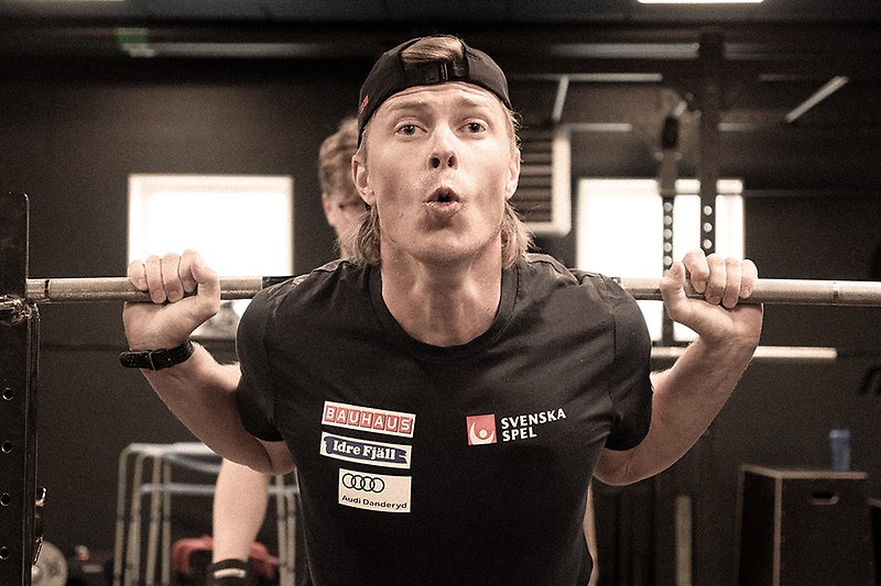 David Mobärg gör ett benlyft på gymmet i Åre. 